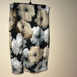 T Tahari skirt, large flowers, unique colorway, zipper down the back,